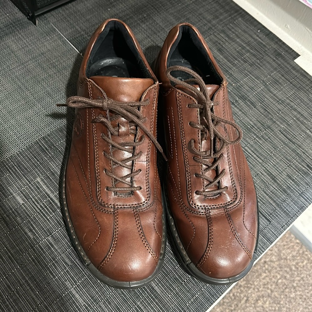 Rich brown tie ECCO Men’s shoes.  Dress up or casual look.  EUC size 47